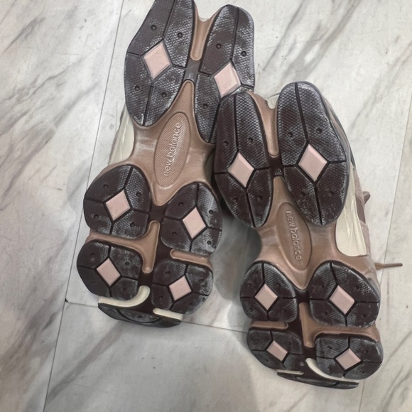 (Men’s )New Balance 9060 Mushroom Timberwolf - Picture 8 of 10